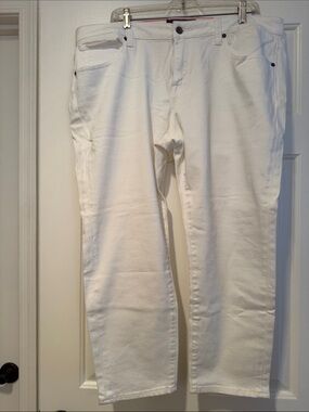 Cream Capri- Classic Straight Fit